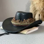 Fjäderprydd lädercowboyhatt - svart