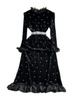 Västern svart sammetsklänning med strassbälte och volangmanchetter