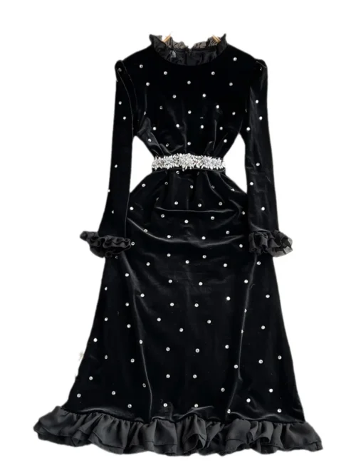 Västern svart sammetsklänning med strassbälte och volangmanchetter